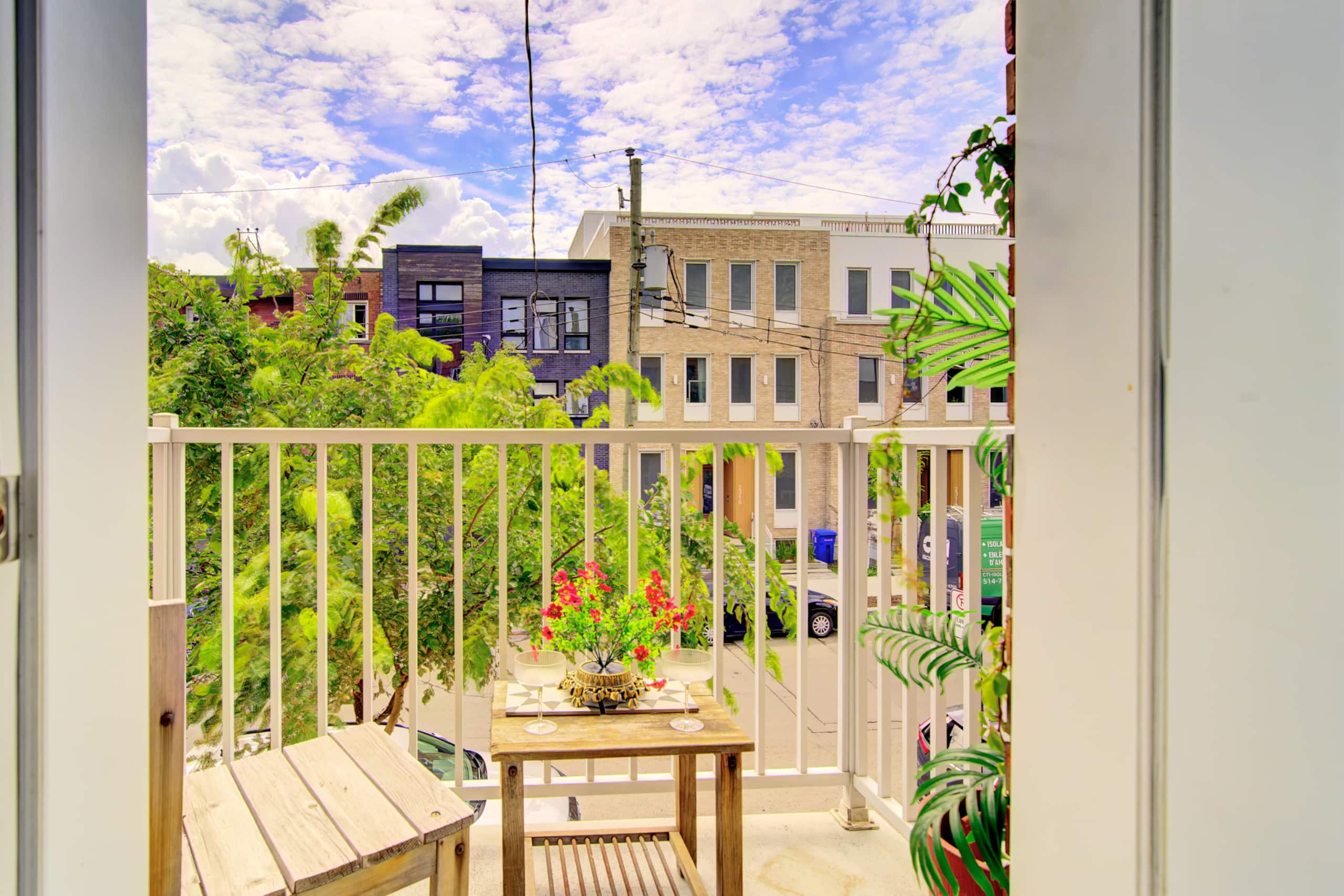 Montreal, Here i come! - Balcony image 1
